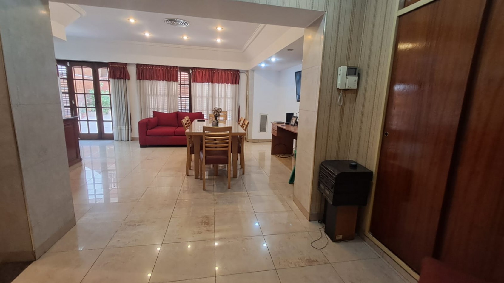 CASA 5 AMB CON COCHERA CUBIERTA, AMPLIO PATIO Y QUINCHO EN DOS PLANTAS.REF.894