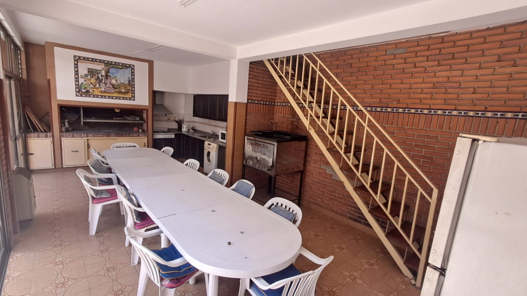 CASA 5 AMB CON COCHERA CUBIERTA, AMPLIO PATIO Y QUINCHO EN DOS PLANTAS.REF.894