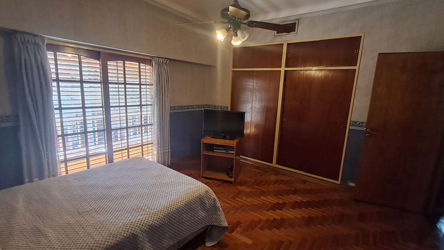 CASA 5 AMB CON COCHERA CUBIERTA, AMPLIO PATIO Y QUINCHO EN DOS PLANTAS.REF.894