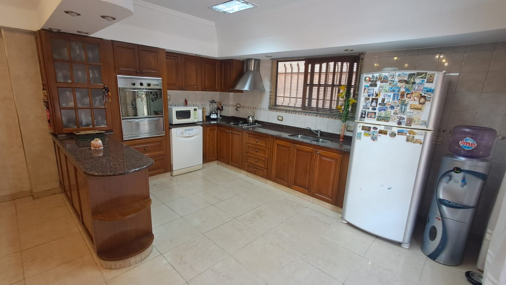 CASA 5 AMB CON COCHERA CUBIERTA, AMPLIO PATIO Y QUINCHO EN DOS PLANTAS.REF.894