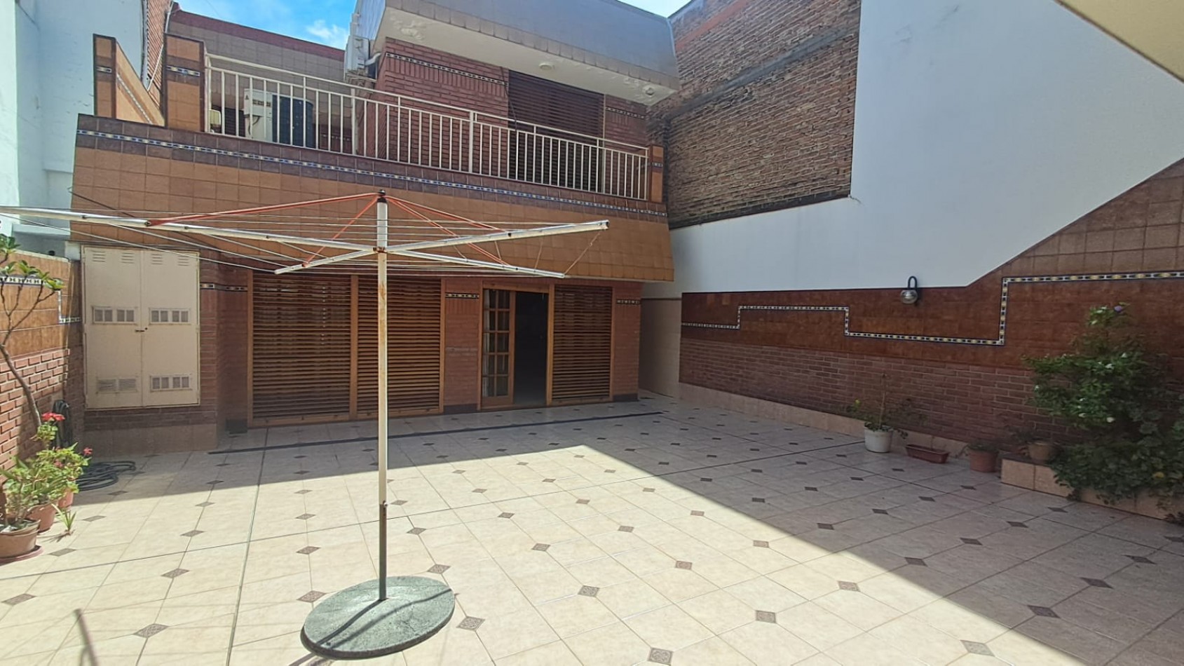 CASA 5 AMB CON COCHERA CUBIERTA, AMPLIO PATIO Y QUINCHO EN DOS PLANTAS.REF.894