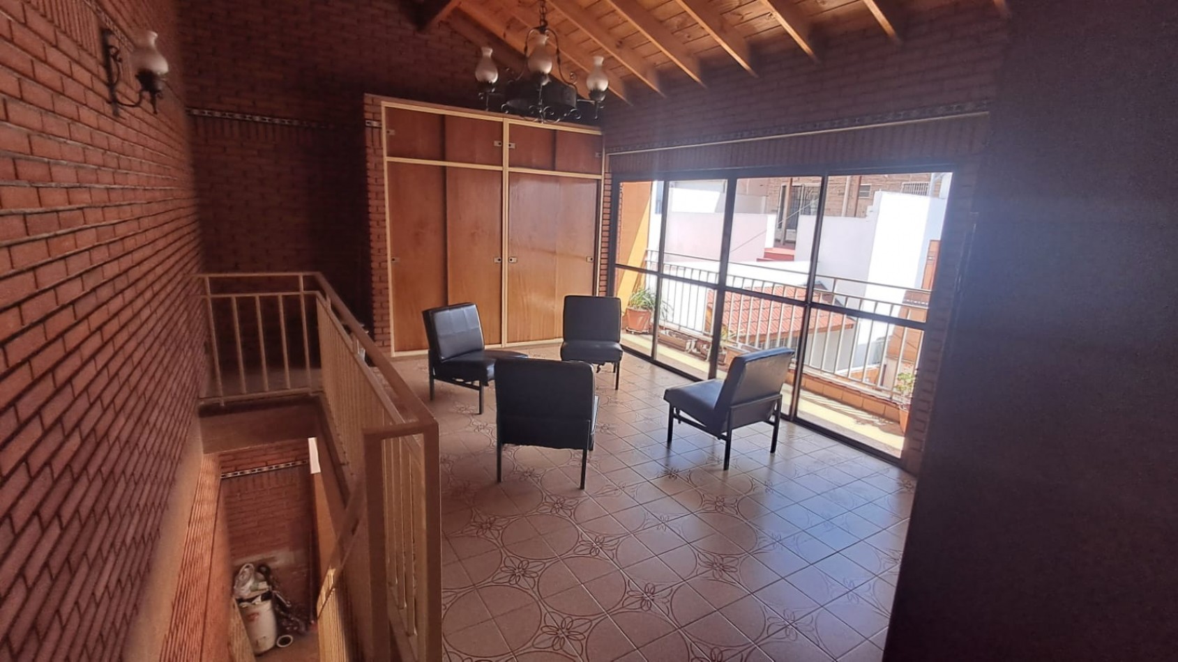 CASA 5 AMB CON COCHERA CUBIERTA, AMPLIO PATIO Y QUINCHO EN DOS PLANTAS.REF.894