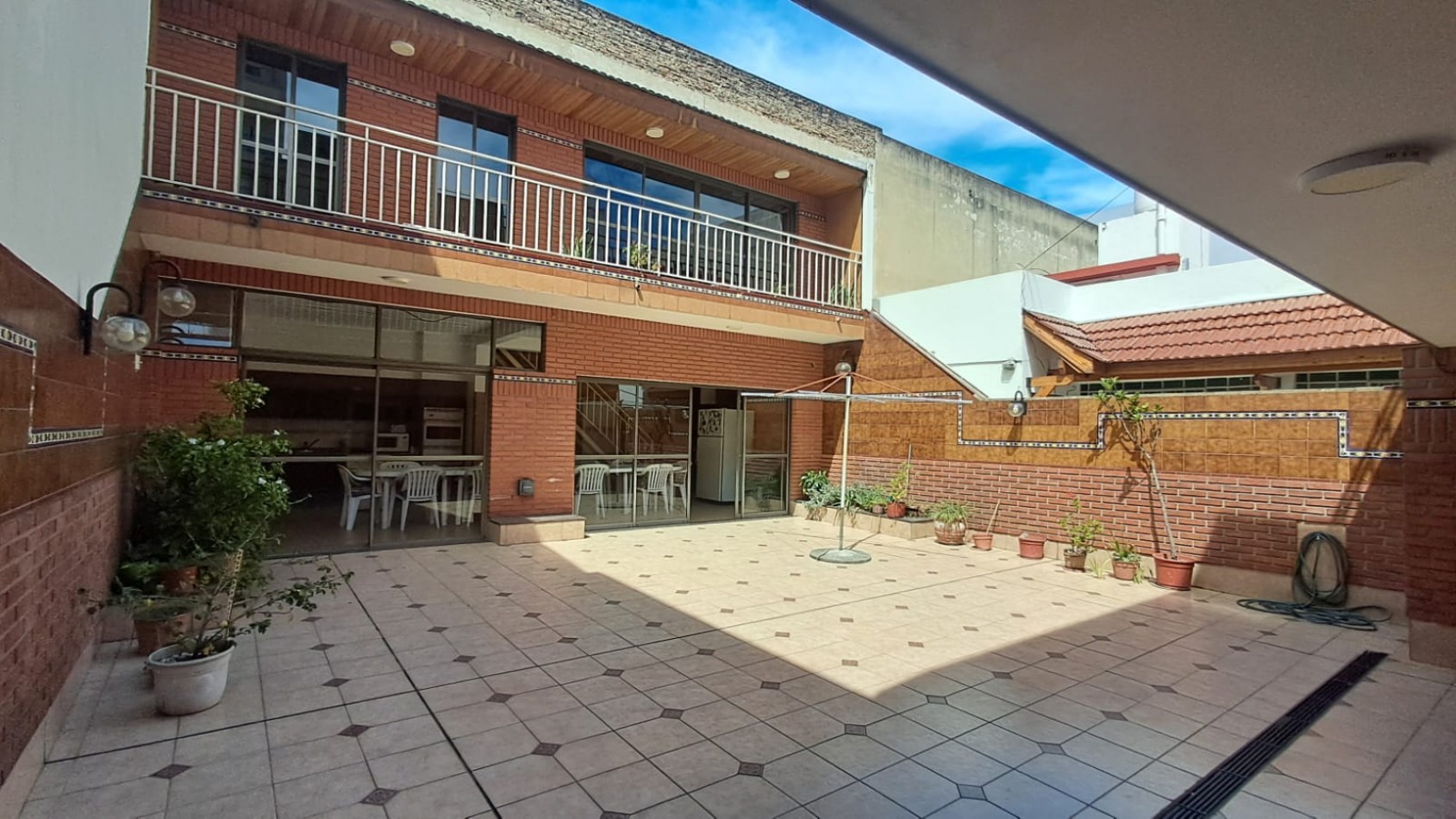 CASA 5 AMB CON COCHERA CUBIERTA, AMPLIO PATIO Y QUINCHO EN DOS PLANTAS.REF.894