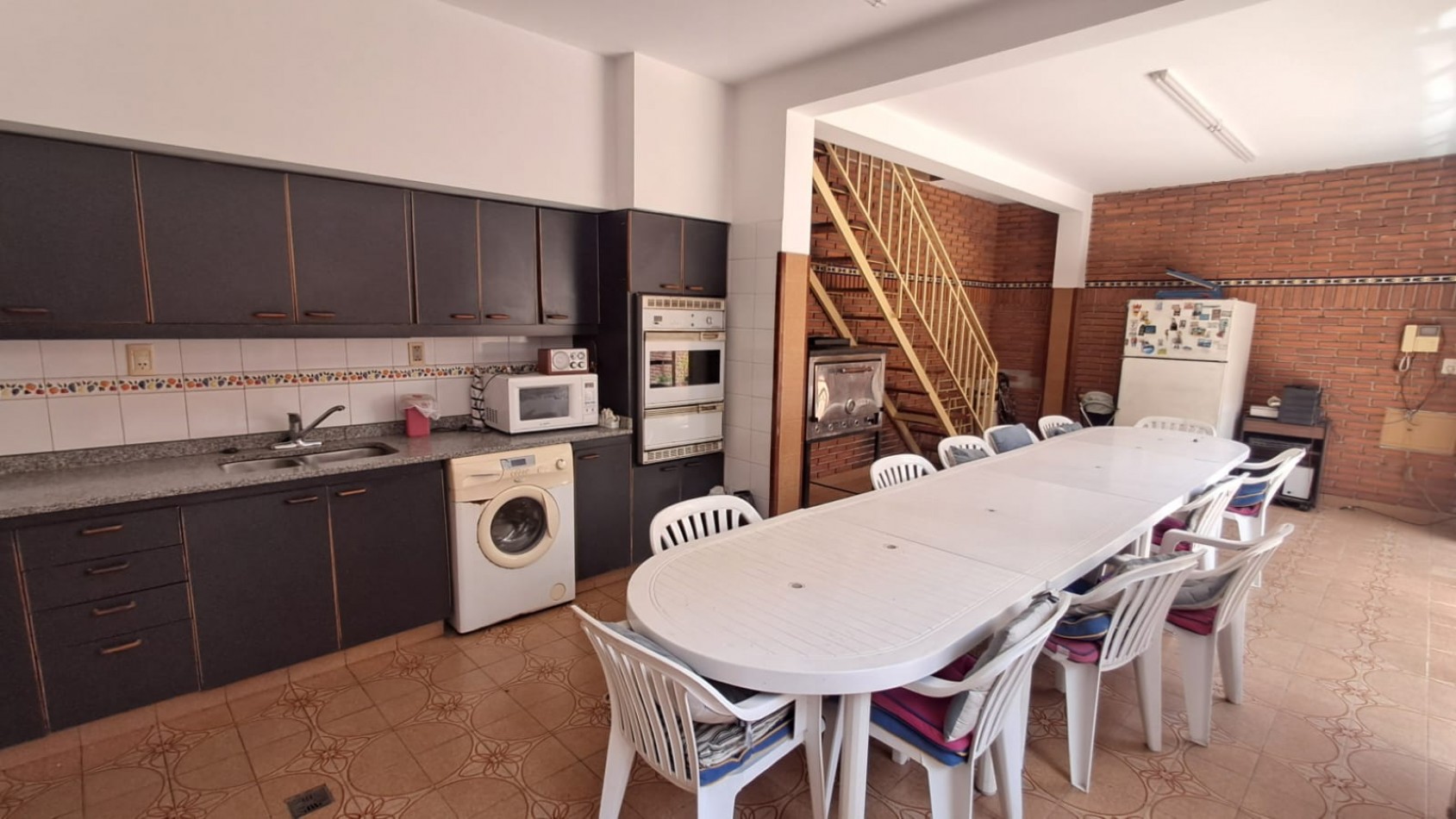 CASA 5 AMB CON COCHERA CUBIERTA, AMPLIO PATIO Y QUINCHO EN DOS PLANTAS.REF.894