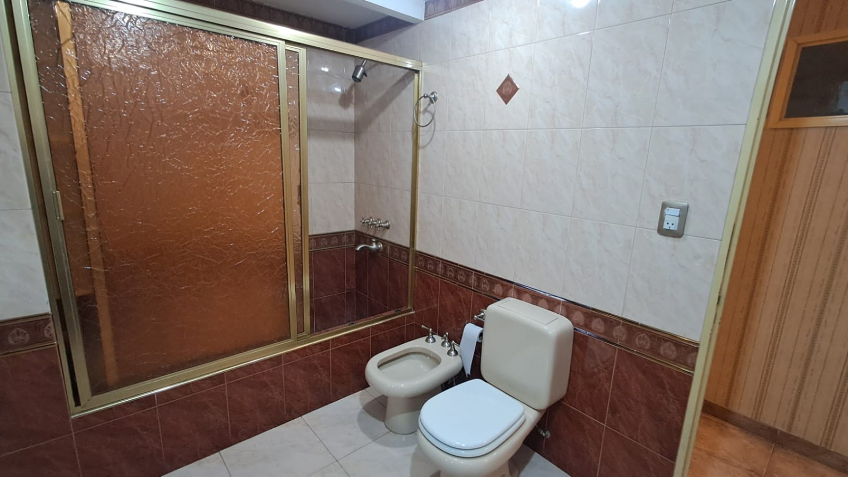 CASA 5 AMB CON COCHERA CUBIERTA, AMPLIO PATIO Y QUINCHO EN DOS PLANTAS.REF.894