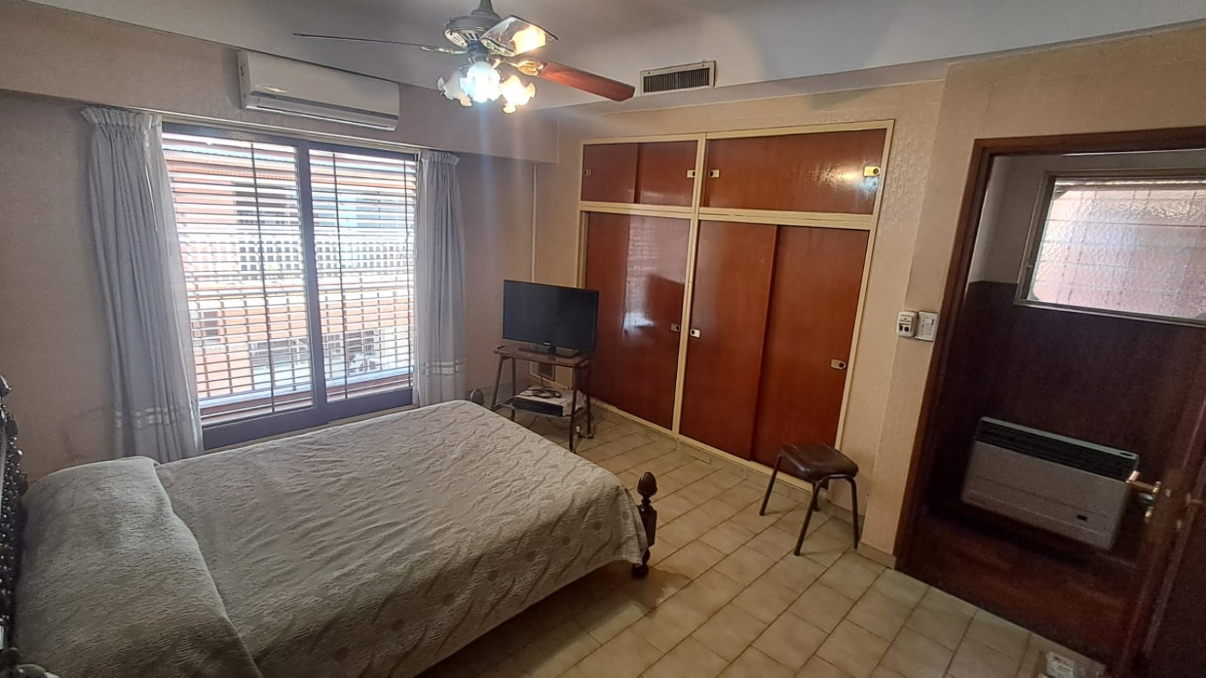 CASA 5 AMB CON COCHERA CUBIERTA, AMPLIO PATIO Y QUINCHO EN DOS PLANTAS.REF.894