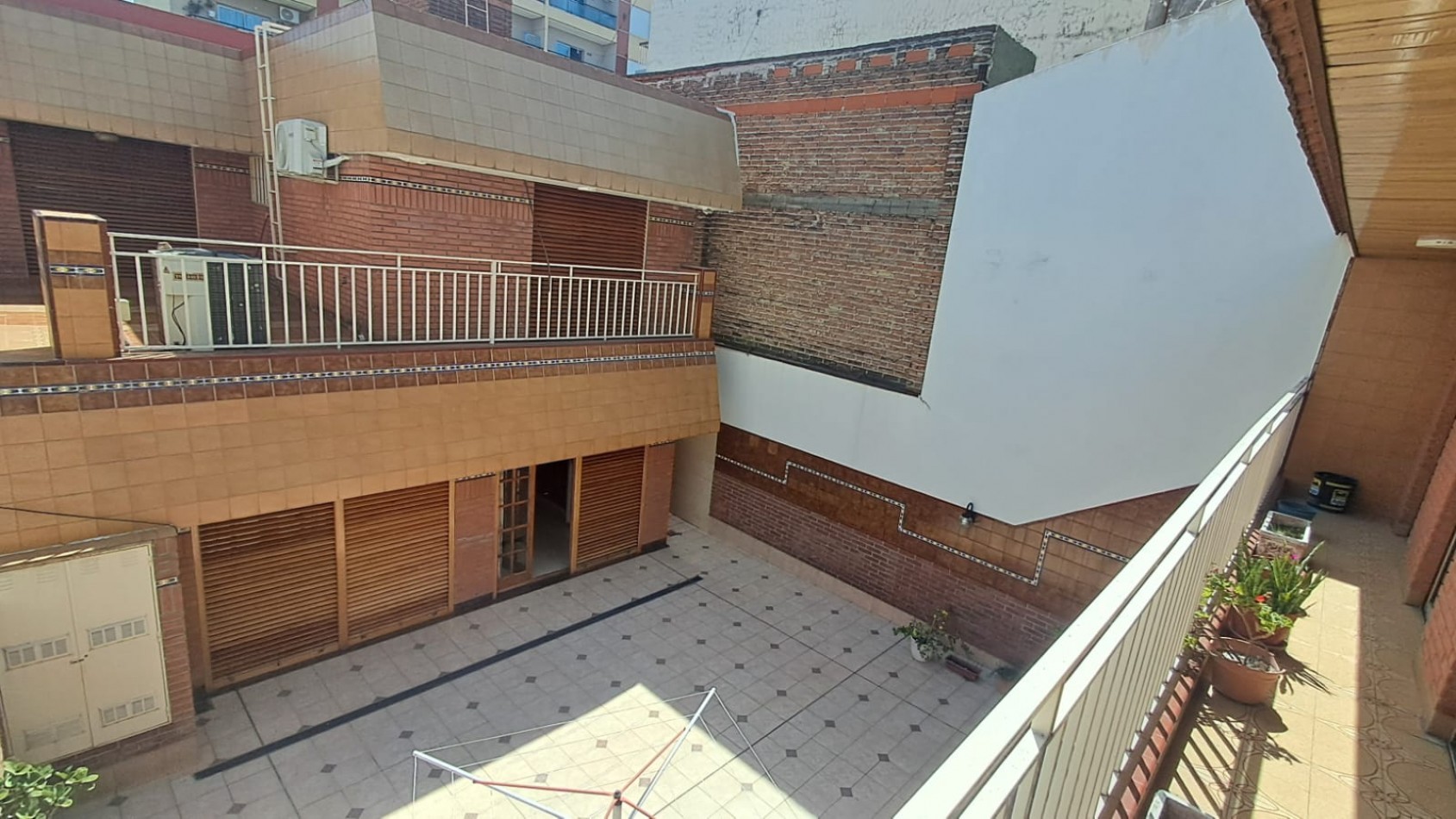 CASA 5 AMB CON COCHERA CUBIERTA, AMPLIO PATIO Y QUINCHO EN DOS PLANTAS.REF.894