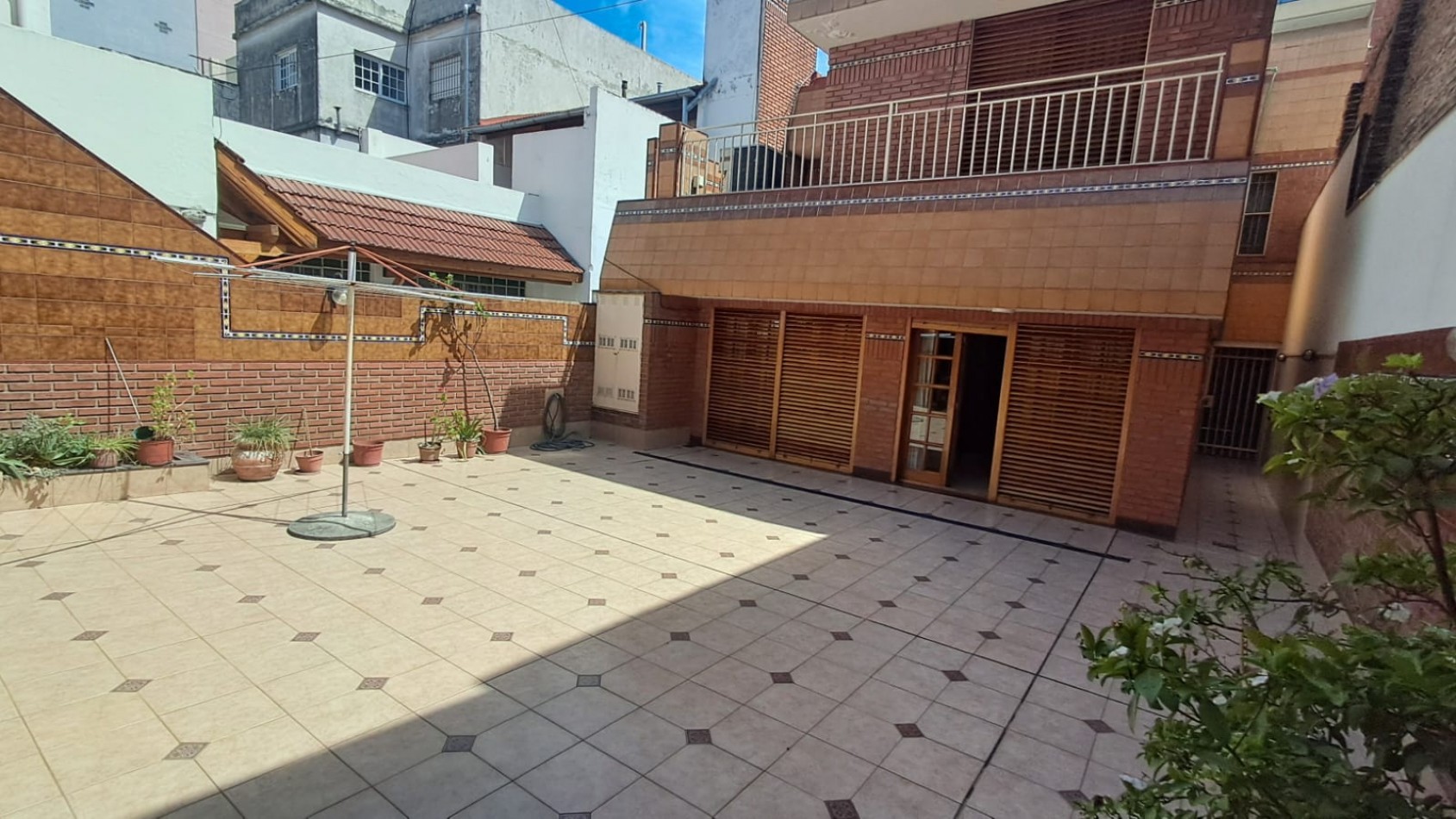 CASA 5 AMB CON COCHERA CUBIERTA, AMPLIO PATIO Y QUINCHO EN DOS PLANTAS.REF.894