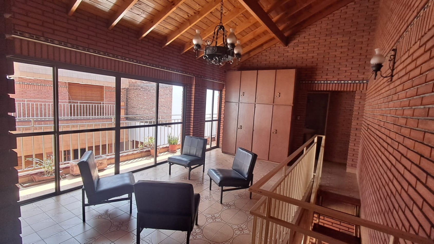 CASA 5 AMB CON COCHERA CUBIERTA, AMPLIO PATIO Y QUINCHO EN DOS PLANTAS.REF.894