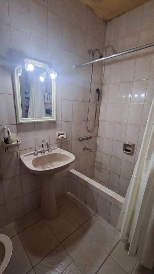 CASA IDEAL PARA 2 FAMILIAS (AL FRENTE 2 AMB CON COCHERA PARQUE Y AL FONDO 5 AMB CON GALERIA) REF. 895