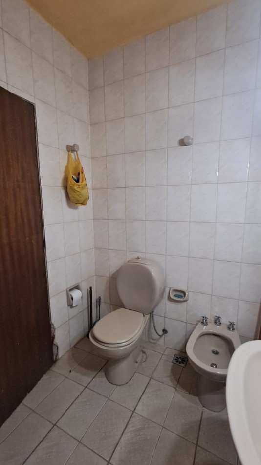 CASA IDEAL PARA 2 FAMILIAS (AL FRENTE 2 AMB CON COCHERA PARQUE Y AL FONDO 5 AMB CON GALERIA) REF. 895