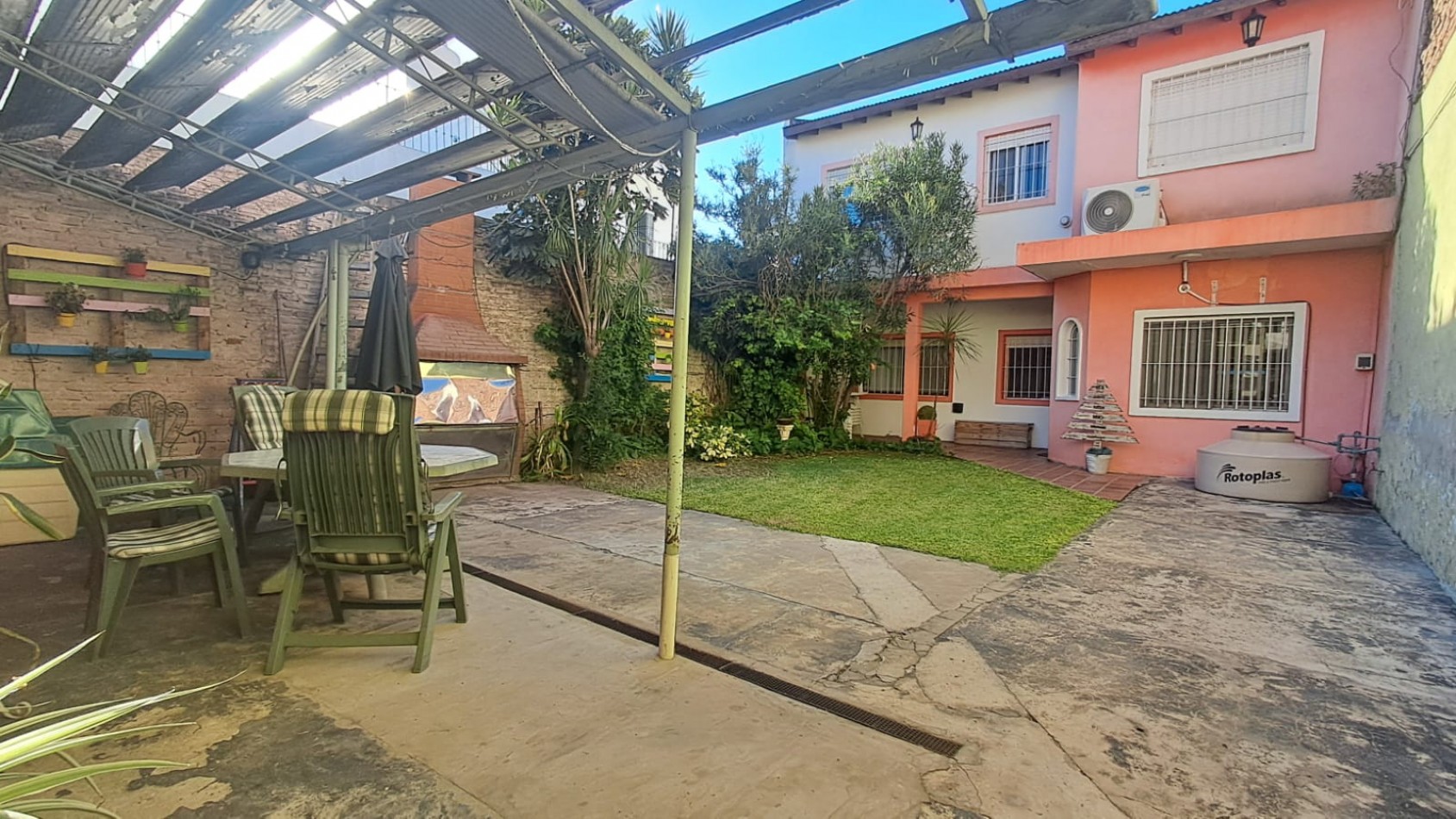 CASA IDEAL PARA 2 FAMILIAS (AL FRENTE 2 AMB CON COCHERA PARQUE Y AL FONDO 5 AMB CON GALERIA) REF. 895