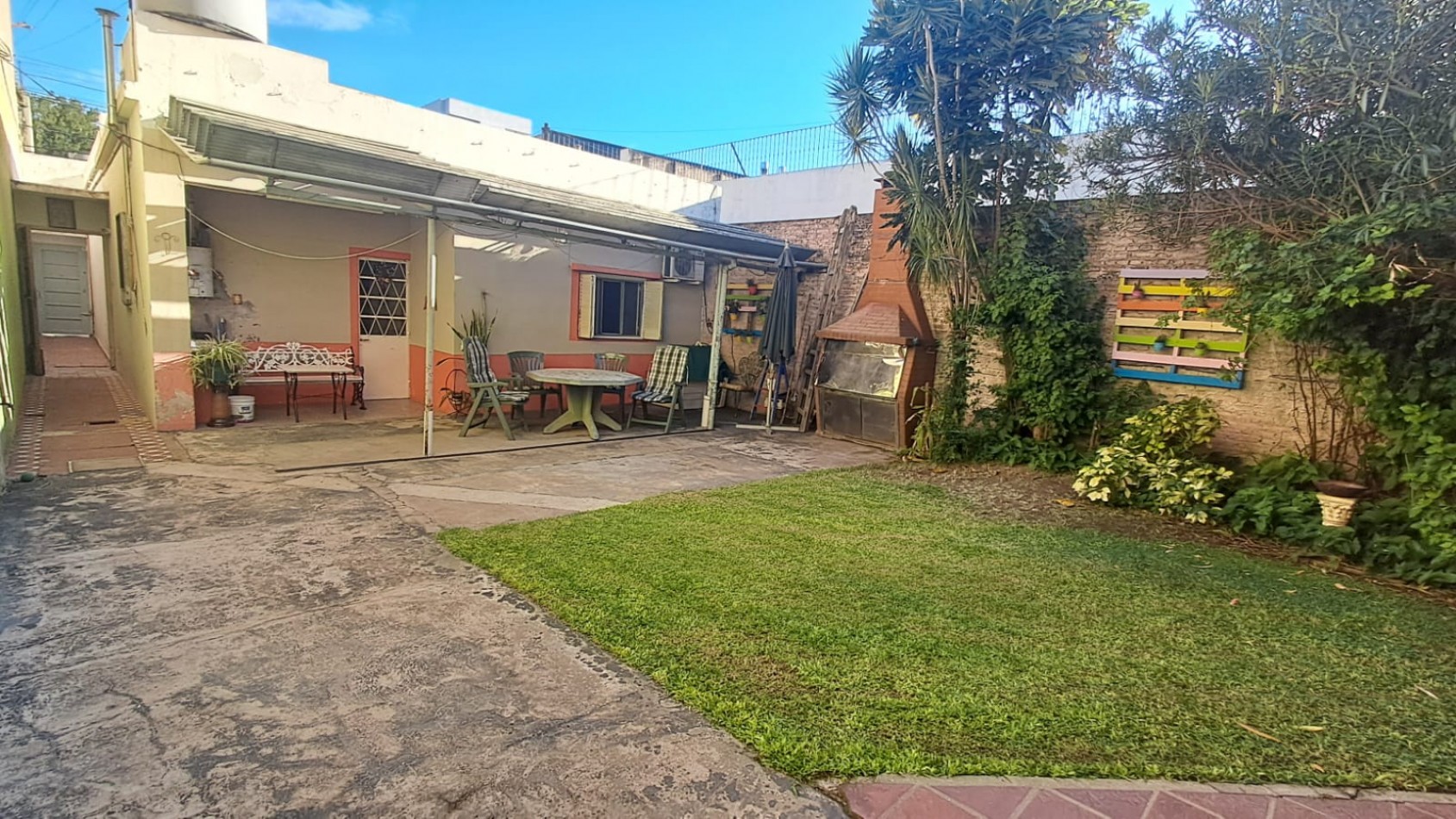 CASA IDEAL PARA 2 FAMILIAS (AL FRENTE 2 AMB CON COCHERA PARQUE Y AL FONDO 5 AMB CON GALERIA) REF. 895