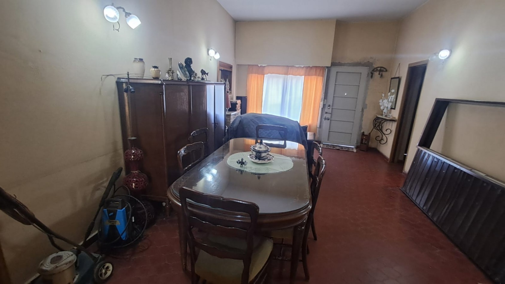 CASA IDEAL PARA 2 FAMILIAS (AL FRENTE 2 AMB CON COCHERA PARQUE Y AL FONDO 5 AMB CON GALERIA) REF. 895