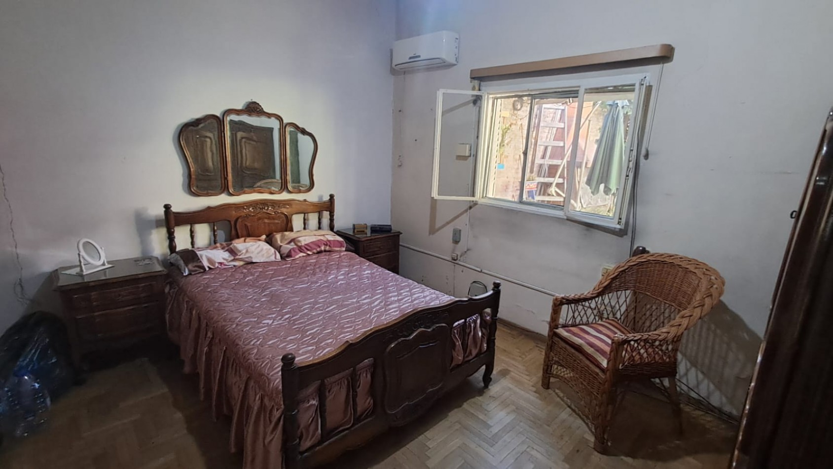 CASA IDEAL PARA 2 FAMILIAS (AL FRENTE 2 AMB CON COCHERA PARQUE Y AL FONDO 5 AMB CON GALERIA) REF. 895