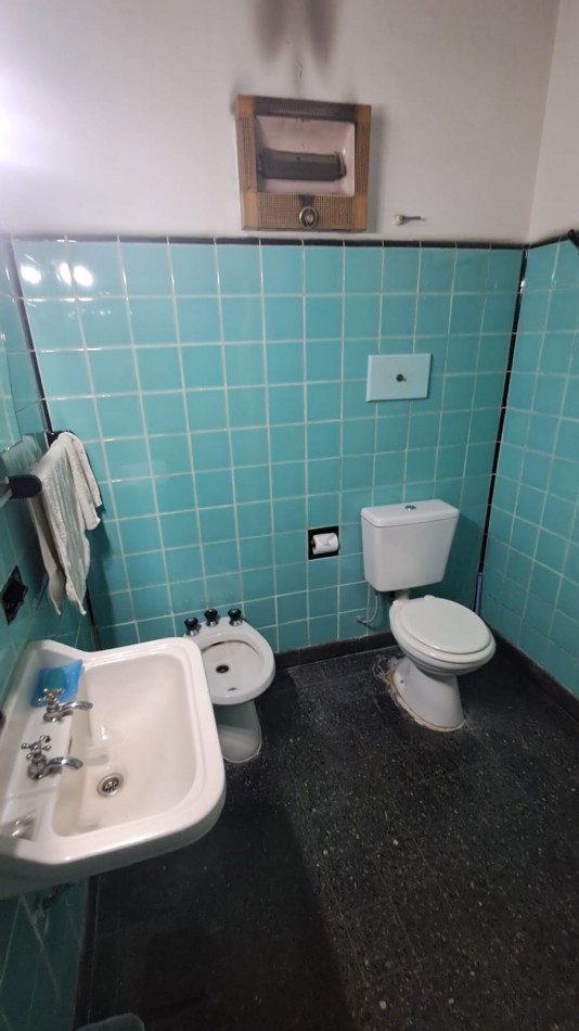 CASA IDEAL PARA 2 FAMILIAS (AL FRENTE 2 AMB CON COCHERA PARQUE Y AL FONDO 5 AMB CON GALERIA) REF. 895