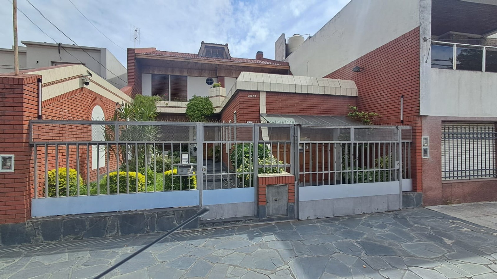 CASA 6 AMB CON COCHERA CUBIERTA (2 AUTOS), FONDO LIBRE Y TERRAZA REF. 896