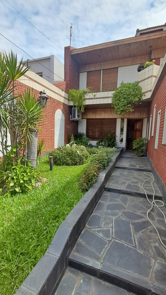 CASA 6 AMB CON COCHERA CUBIERTA (2 AUTOS), FONDO LIBRE Y TERRAZA REF. 896