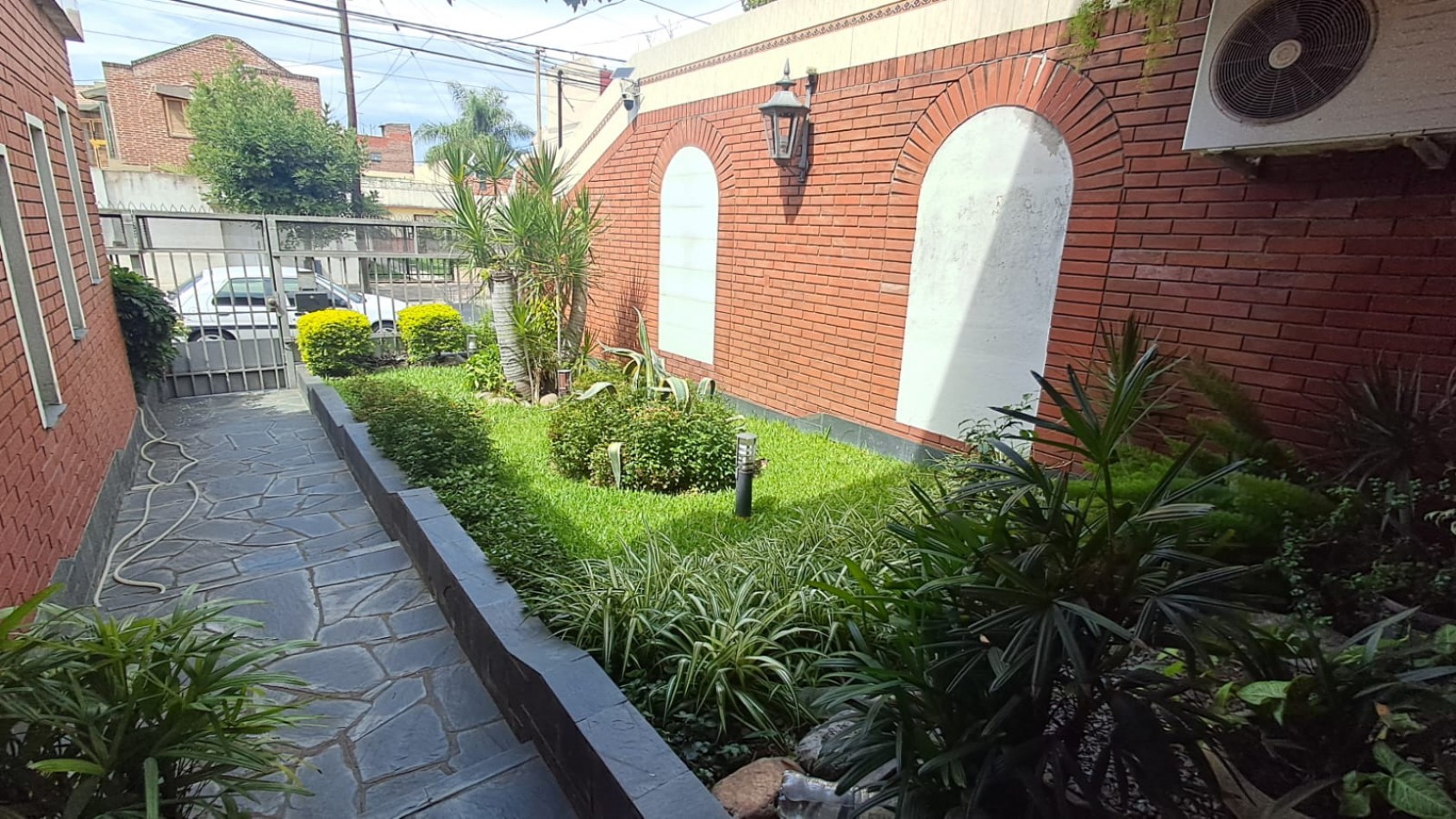 CASA 6 AMB CON COCHERA CUBIERTA (2 AUTOS), FONDO LIBRE Y TERRAZA REF. 896