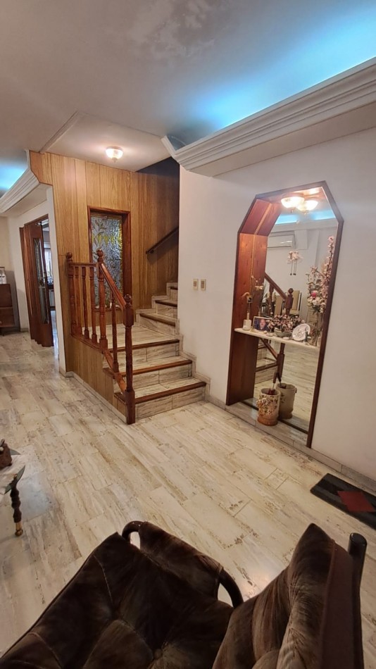 CASA 6 AMB CON COCHERA CUBIERTA (2 AUTOS), FONDO LIBRE Y TERRAZA REF. 896