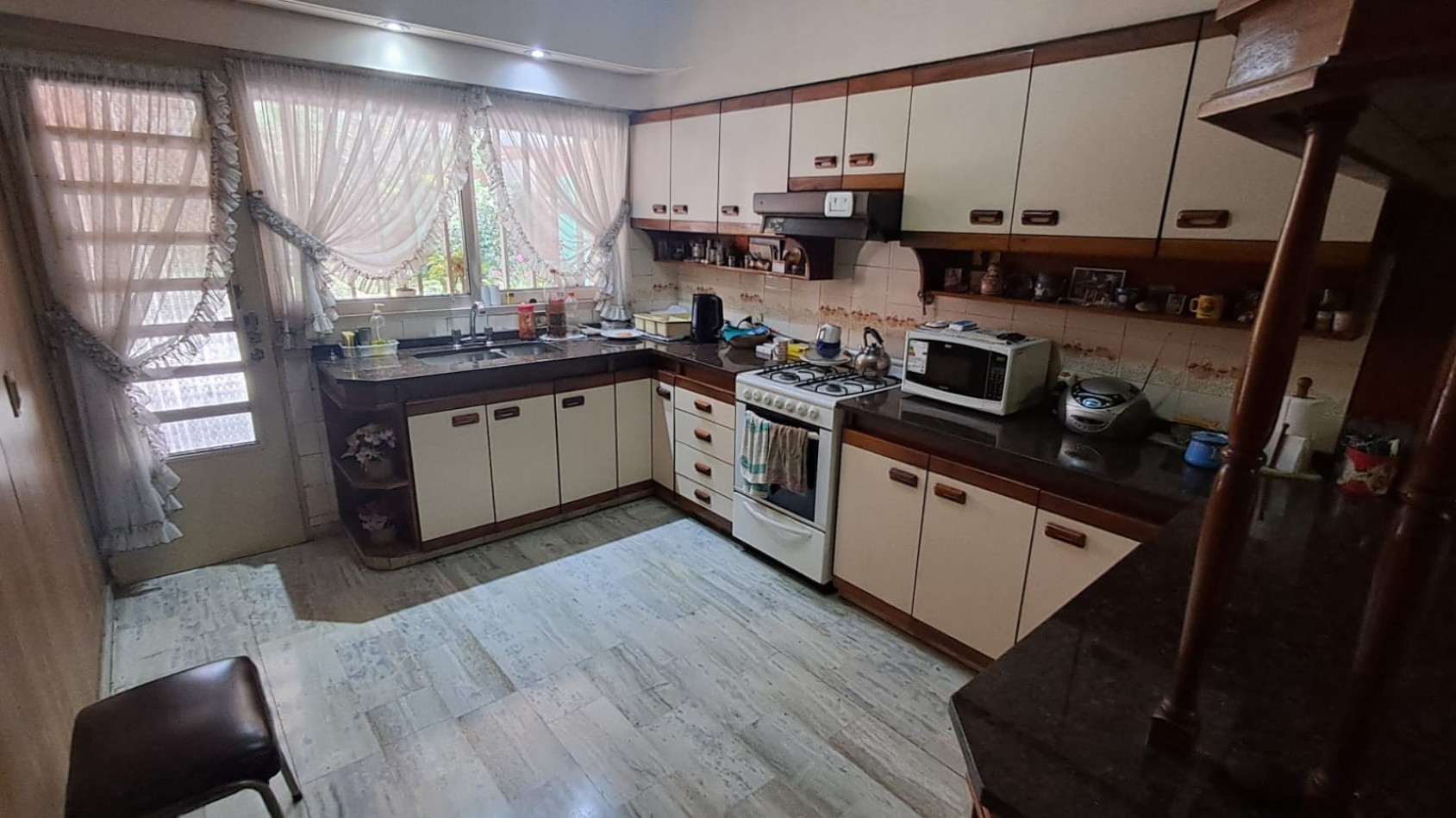 CASA 6 AMB CON COCHERA CUBIERTA (2 AUTOS), FONDO LIBRE Y TERRAZA REF. 896