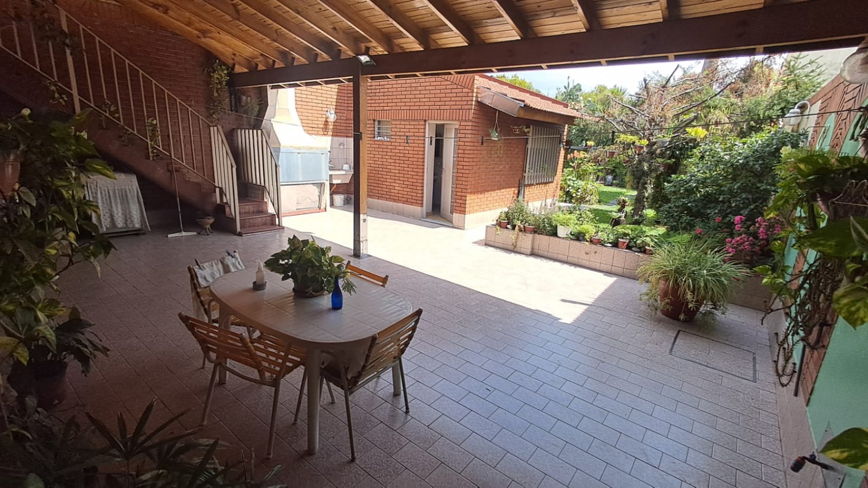 CASA 6 AMB CON COCHERA CUBIERTA (2 AUTOS), FONDO LIBRE Y TERRAZA REF. 896