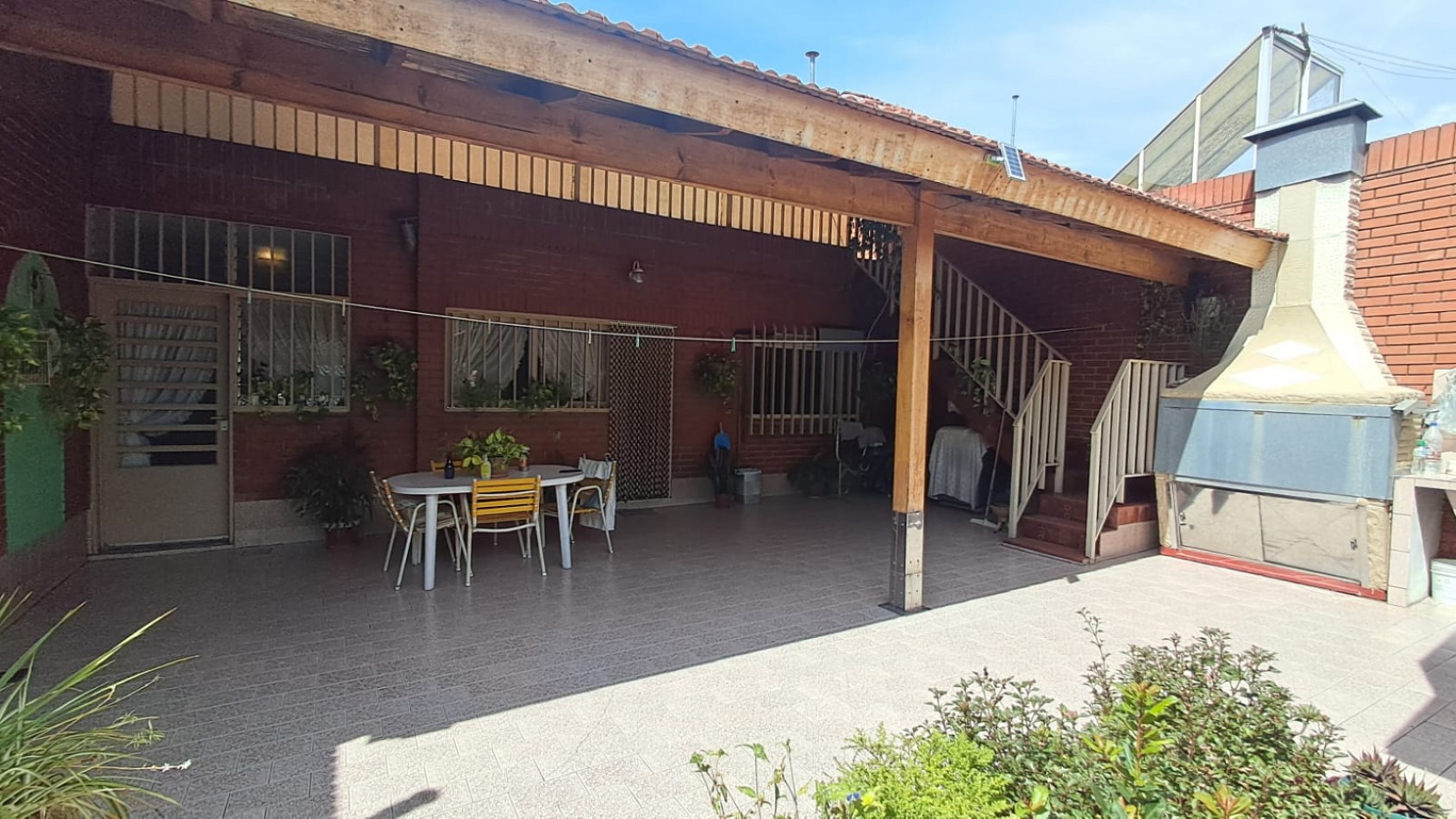 CASA 6 AMB CON COCHERA CUBIERTA (2 AUTOS), FONDO LIBRE Y TERRAZA REF. 896