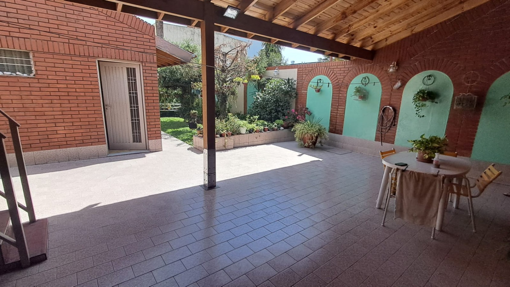 CASA 6 AMB CON COCHERA CUBIERTA (2 AUTOS), FONDO LIBRE Y TERRAZA REF. 896