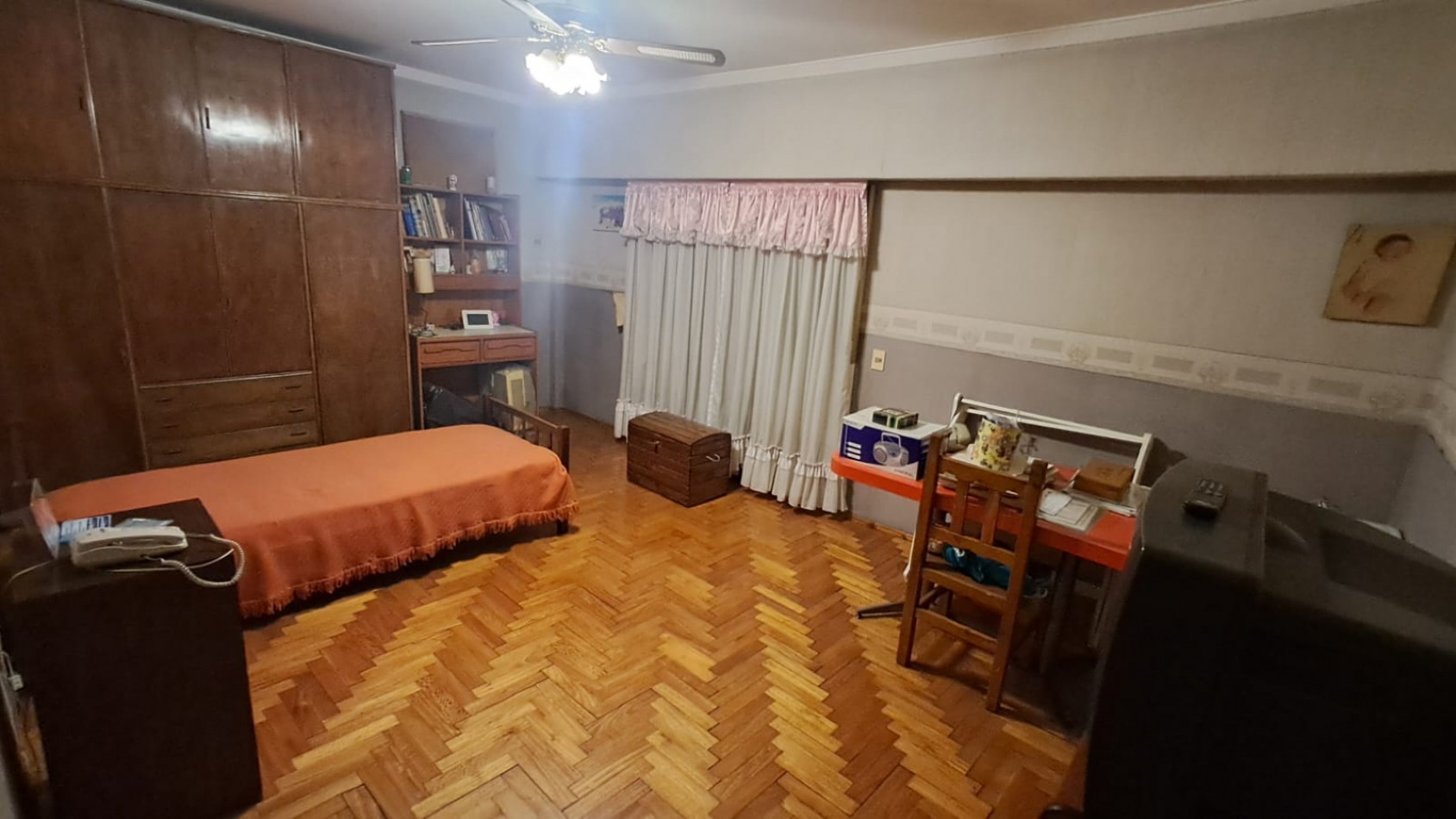 CASA 6 AMB CON COCHERA CUBIERTA (2 AUTOS), FONDO LIBRE Y TERRAZA REF. 896