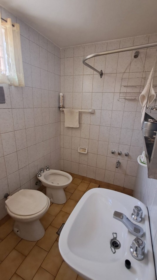 CASA 6 AMB CON COCHERA CUBIERTA (2 AUTOS), FONDO LIBRE Y TERRAZA REF. 896