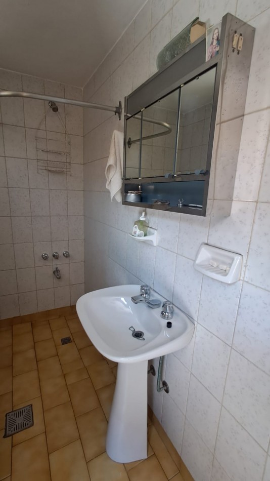 CASA 6 AMB CON COCHERA CUBIERTA (2 AUTOS), FONDO LIBRE Y TERRAZA REF. 896