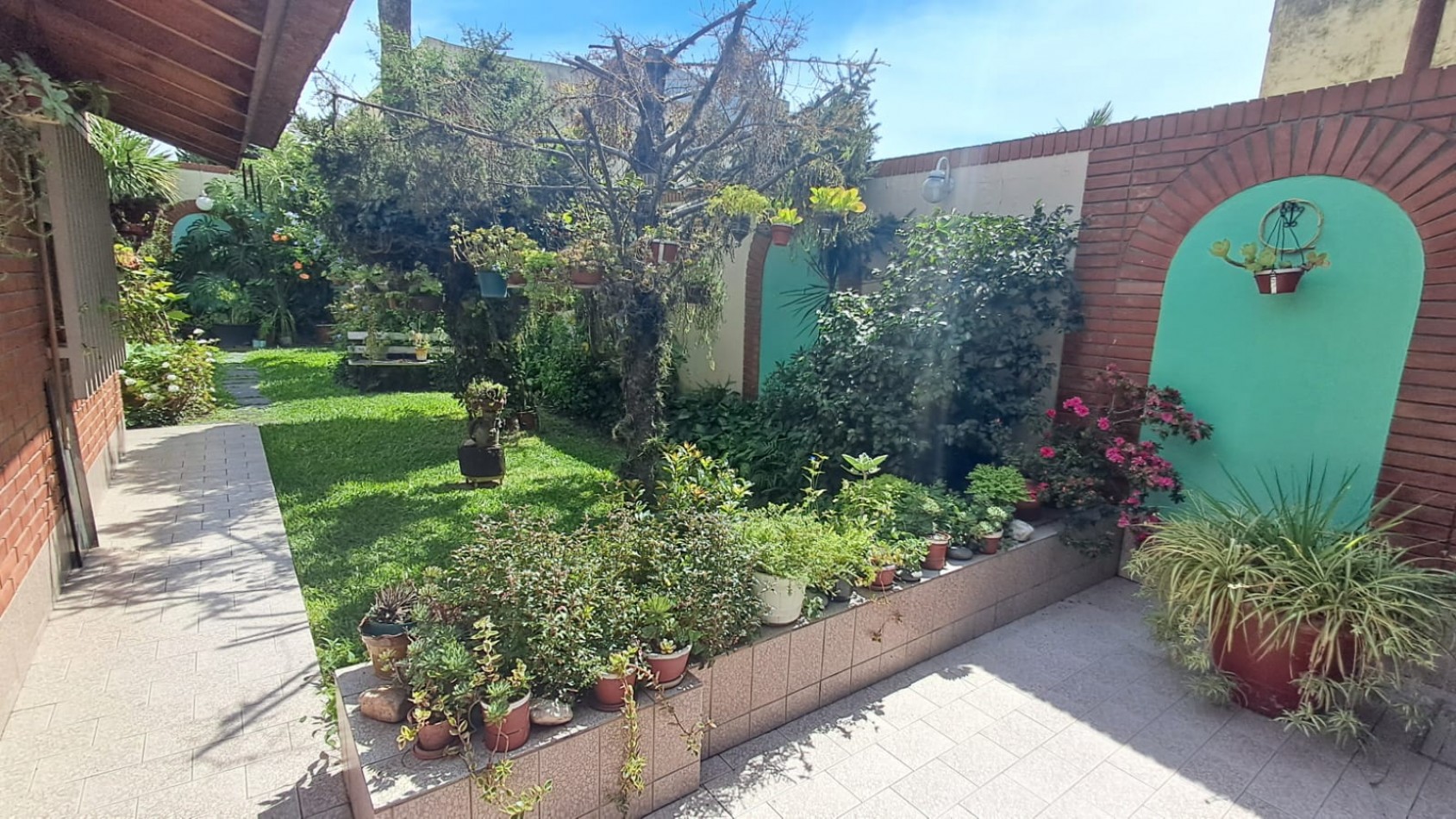 CASA 6 AMB CON COCHERA CUBIERTA (2 AUTOS), FONDO LIBRE Y TERRAZA REF. 896