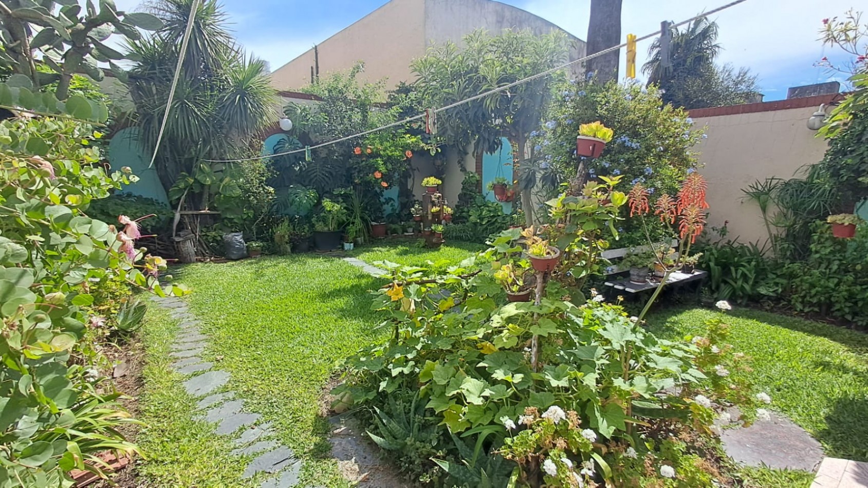 CASA 6 AMB CON COCHERA CUBIERTA (2 AUTOS), FONDO LIBRE Y TERRAZA REF. 896