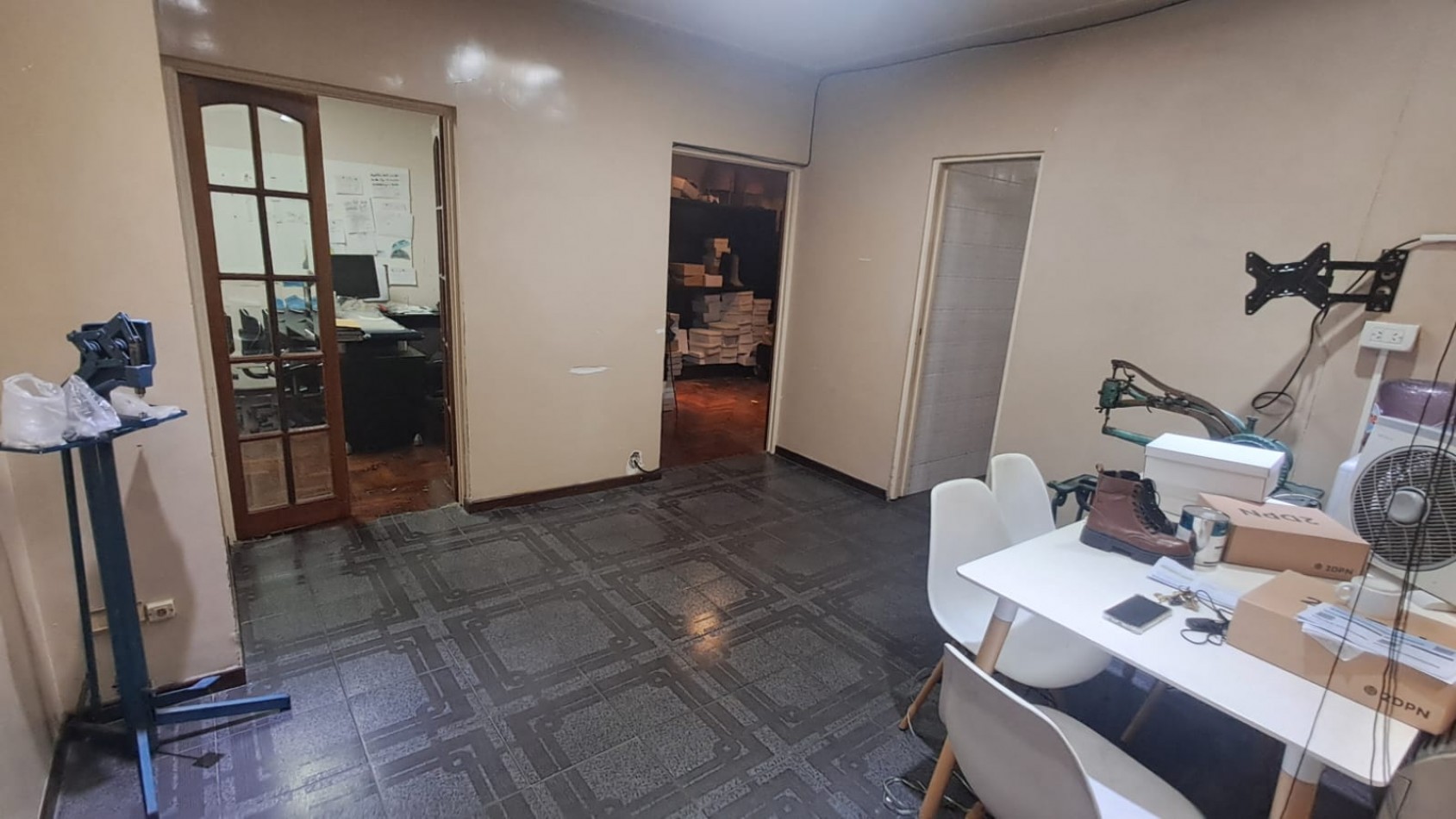 2 PHS COMPUESTO DE GALPON CON BAÑOS Y OFICINAS O VIVIENDA CON PATIO Y 1 DE ELLAS CON TERRAZA