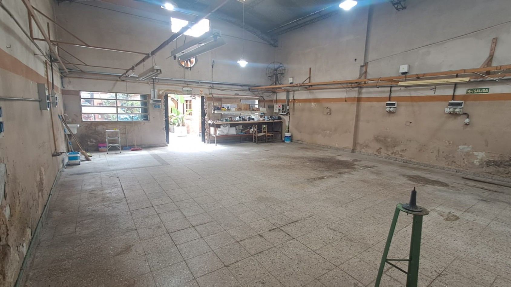 2 PHS COMPUESTO DE GALPON CON BAÑOS Y OFICINAS O VIVIENDA CON PATIO Y 1 DE ELLAS CON TERRAZA