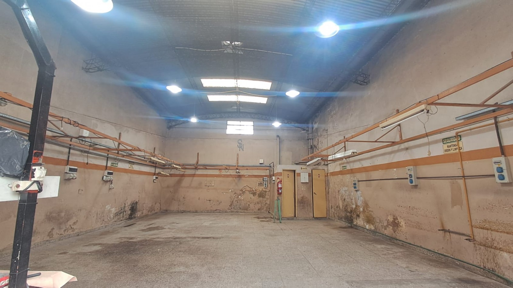 2 PHS COMPUESTO DE GALPON CON BAÑOS Y OFICINAS O VIVIENDA CON PATIO Y 1 DE ELLAS CON TERRAZA