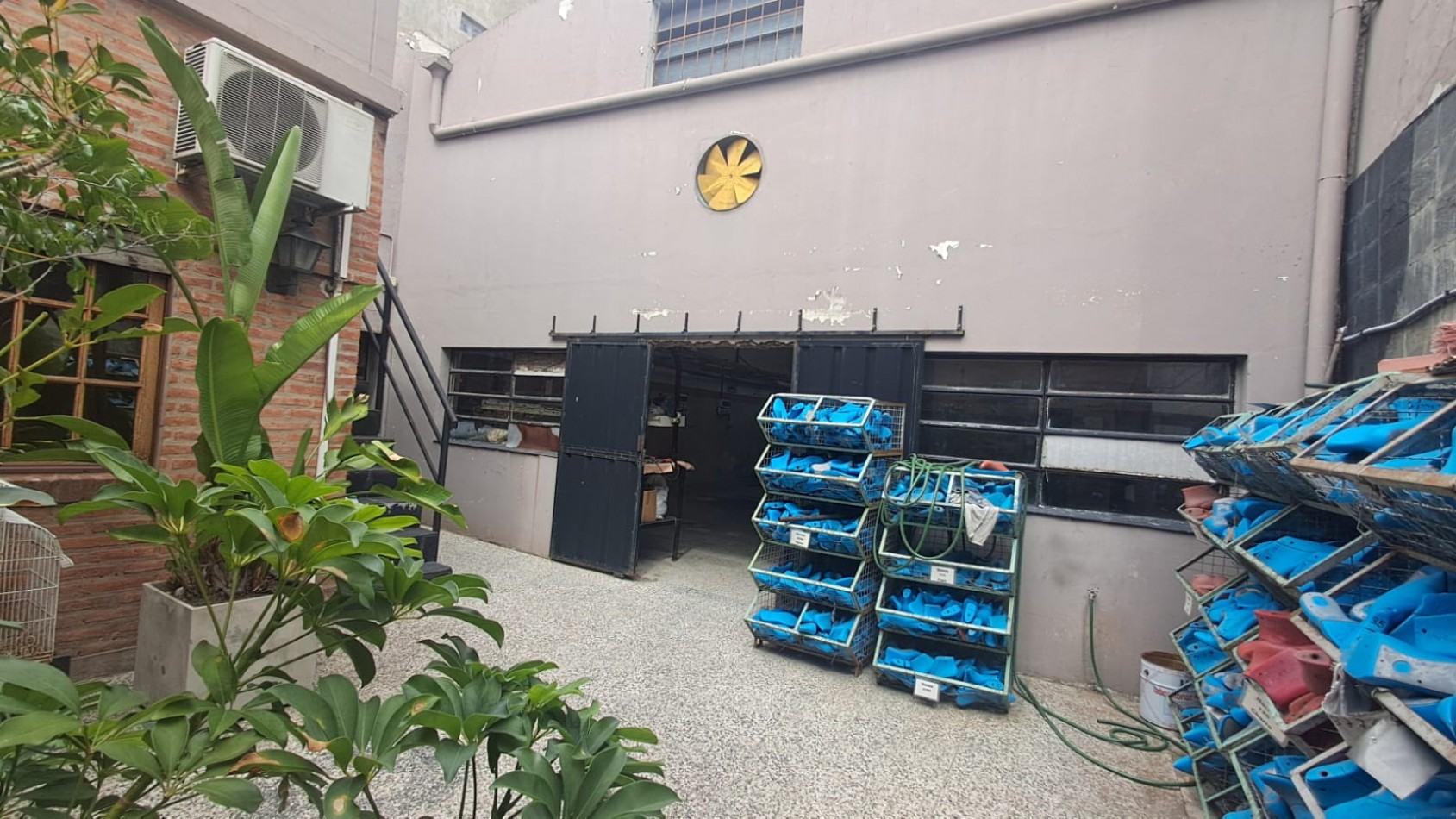 2 PHS COMPUESTO DE GALPON CON BAÑOS Y OFICINAS O VIVIENDA CON PATIO Y 1 DE ELLAS CON TERRAZA