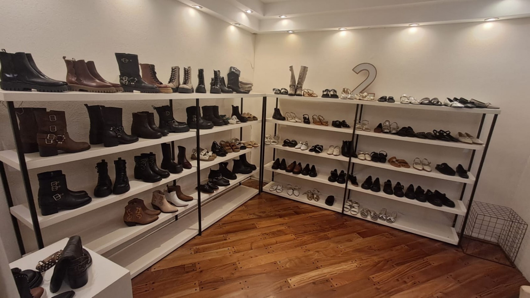 2 PHS COMPUESTO DE GALPON CON BAÑOS Y OFICINAS O VIVIENDA CON PATIO Y 1 DE ELLAS CON TERRAZA