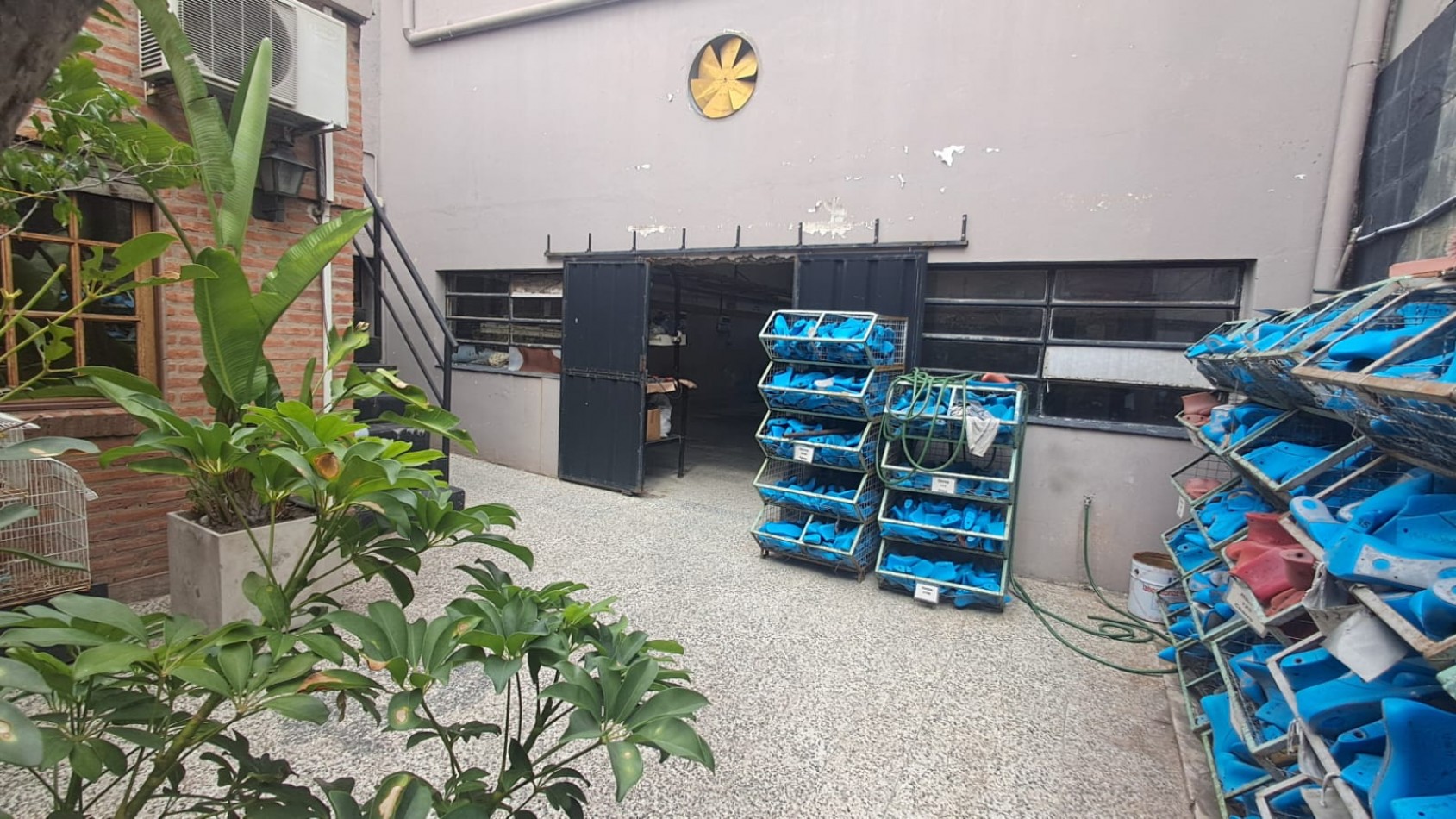 2 PHS COMPUESTO DE GALPON CON BAÑOS Y OFICINAS O VIVIENDA CON PATIO Y 1 DE ELLAS CON TERRAZA