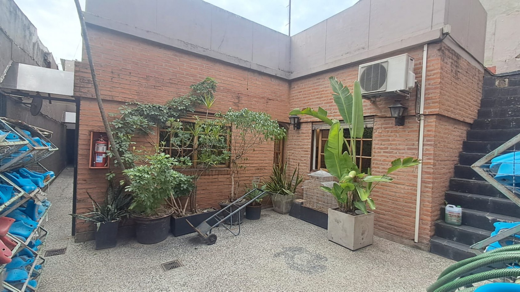 2 PHS COMPUESTO DE GALPON CON BAÑOS Y OFICINAS O VIVIENDA CON PATIO Y 1 DE ELLAS CON TERRAZA