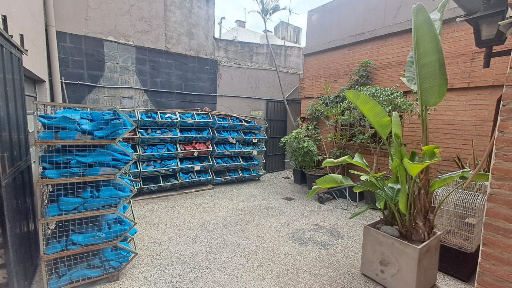 2 PHS COMPUESTO DE GALPON CON BAÑOS Y OFICINAS O VIVIENDA CON PATIO Y 1 DE ELLAS CON TERRAZA