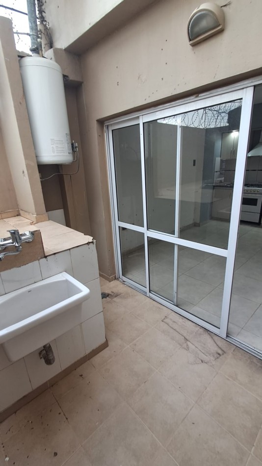  DEPARTAMENTO 2 AMB AL FRENTE CON BALCON Y PATIO.REF.908/1  