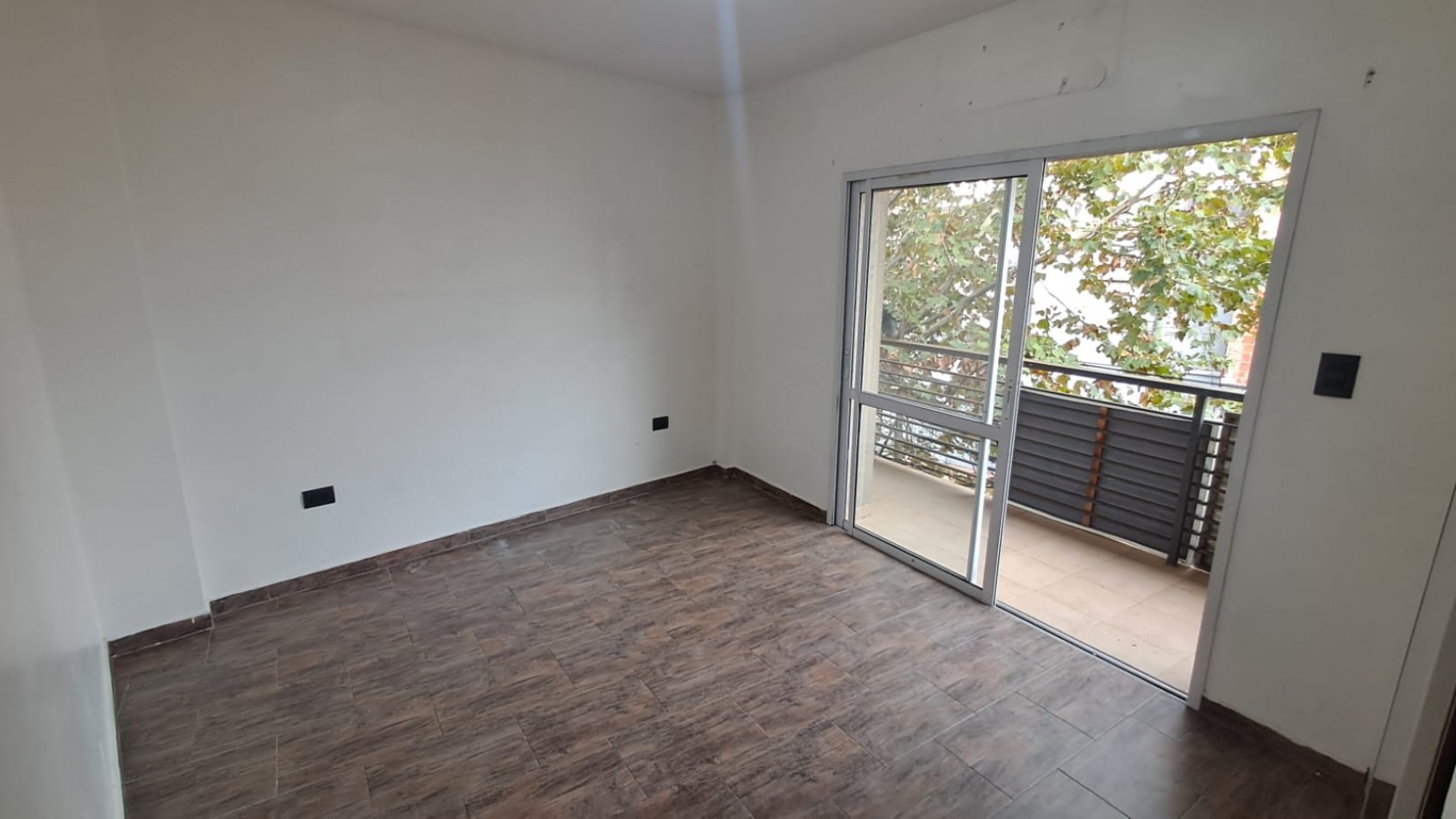  DEPARTAMENTO 2 AMB AL FRENTE CON BALCON Y PATIO.REF.908/1  