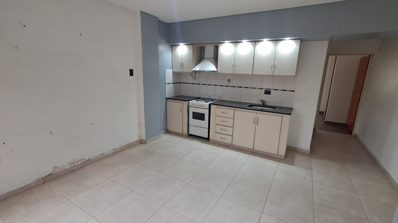  DEPARTAMENTO 2 AMB AL FRENTE CON BALCON Y PATIO.REF.908/1  