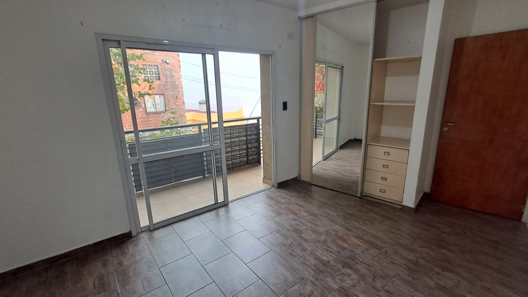  DEPARTAMENTO 2 AMB AL FRENTE CON BALCON Y PATIO.REF.908/1  