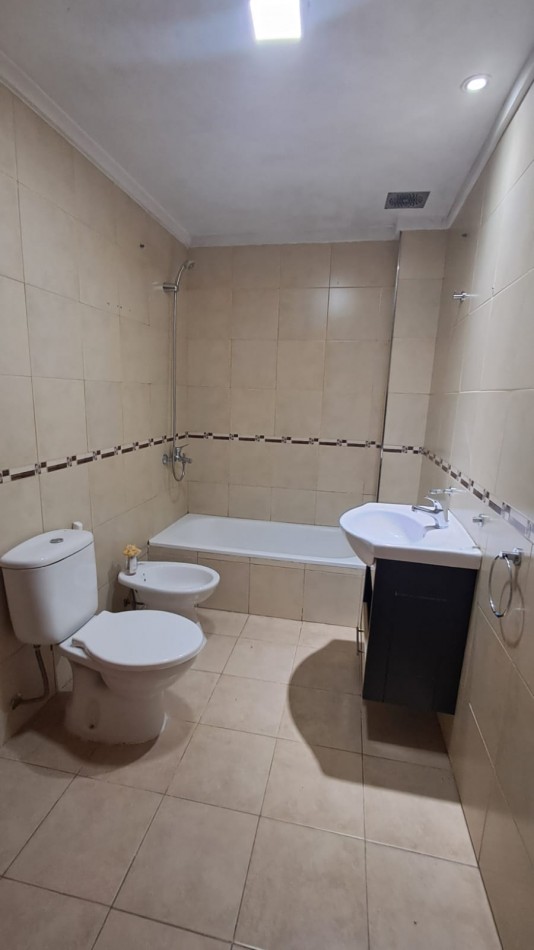  DEPARTAMENTO 2 AMB AL FRENTE CON BALCON Y PATIO.REF.908/1  