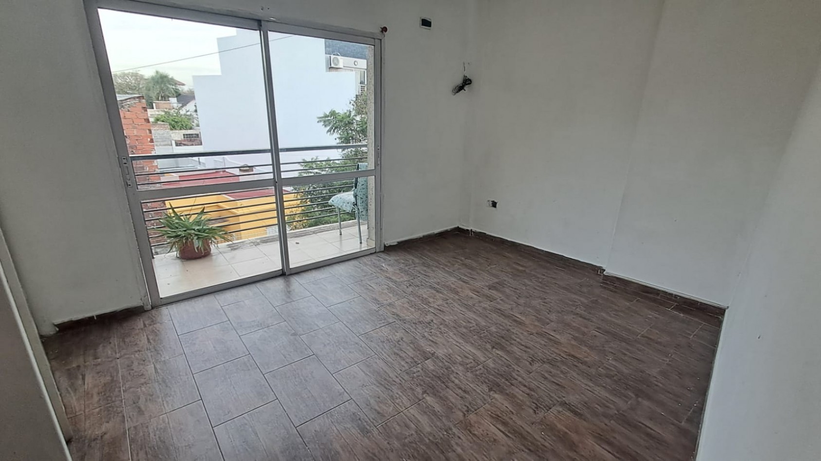  DEPARTAMENTO 2 AMB AL FRENTE CON 2 BALCONES.REF.908/2