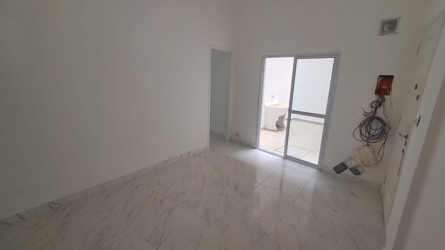 DEPARTAMENTO 2 AMB CON PATIO Y LOCAL CON DEPOSITO.REF.916