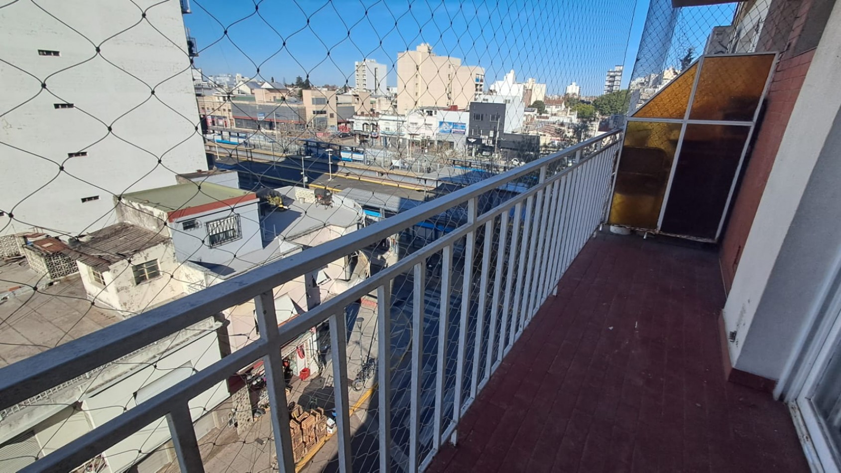 DEPTO 2 AMB A METROS DE LA ESTACION AL FRENTE C/ BALCON. REF. 921