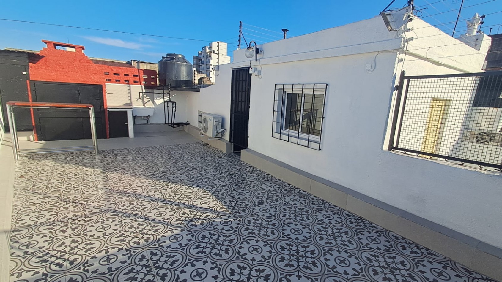 PH 3 AMB CON PATIO C/CERRAMIENTO, 2 BAÑOS Y TERRAZA C/PARRILLA SIN EXPENSAS EN EXCELENTE ESTADO REF: 925